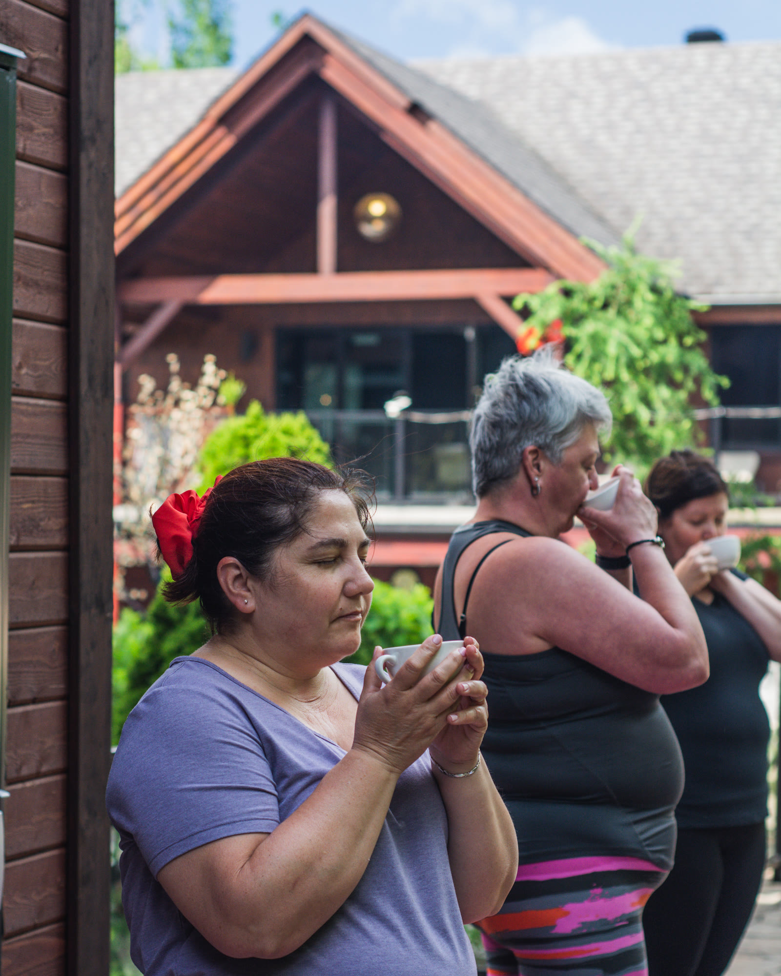 Des femmes de la fondation à l’extérieur d’un bâtiment
